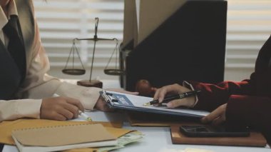 Yargıç Gavin ve Adalet Avukatları 'nın arka plandaki hukuk firmasında takım toplantısı var. Ofiste müvekkili olan noter.