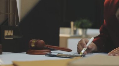 Yargıç Gavin ve Adalet Avukatları 'nın arka plandaki hukuk firmasında takım toplantısı var. Ofiste müvekkili olan noter.