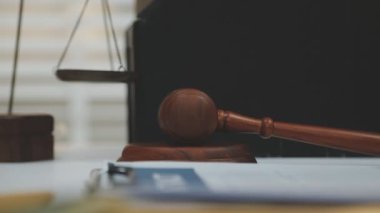 Yargıç Gavin ve Adalet Avukatları 'nın arka plandaki hukuk firmasında takım toplantısı var. Ofiste müvekkili olan noter.