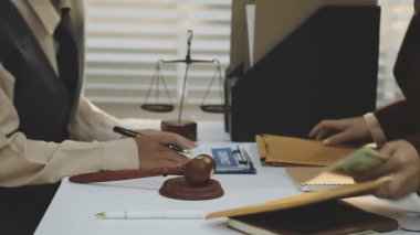 Yargıç Gavin ve Adalet Avukatları 'nın arka plandaki hukuk firmasında takım toplantısı var. Ofiste müvekkili olan noter.