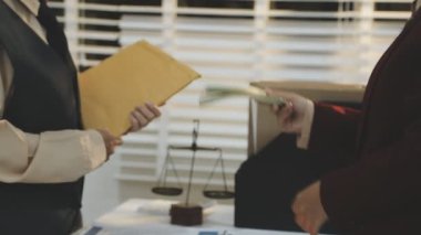 Yargıç Gavin ve Adalet Avukatları 'nın arka plandaki hukuk firmasında takım toplantısı var. Ofiste müvekkili olan noter.