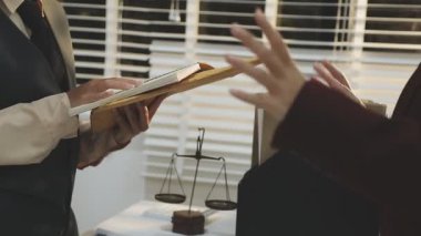 Yargıç Gavin ve Adalet Avukatları 'nın arka plandaki hukuk firmasında takım toplantısı var. Ofiste müvekkili olan noter.