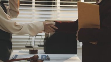 Yargıç Gavin ve Adalet Avukatları 'nın arka plandaki hukuk firmasında takım toplantısı var. Ofiste müvekkili olan noter.