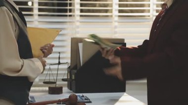 Yargıç Gavin ve Adalet Avukatları 'nın arka plandaki hukuk firmasında takım toplantısı var. Ofiste müvekkili olan noter.