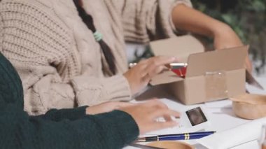 Makyaj malzemeleriyle güzel Asyalı blogcu evinde video kaydediyor. Ürün çevrimiçi öğretim ve satışı.