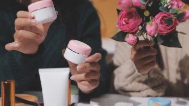 Makyaj malzemeleriyle güzel Asyalı blogcu evinde video kaydediyor. Ürün çevrimiçi öğretim ve satışı.