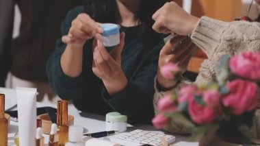 Makyaj malzemeleriyle güzel Asyalı blogcu evinde video kaydediyor. Ürün çevrimiçi öğretim ve satışı.