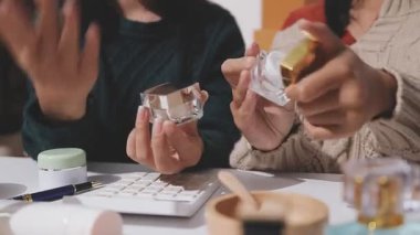 Makyaj malzemeleriyle güzel Asyalı blogcu evinde video kaydediyor. Ürün çevrimiçi öğretim ve satışı.