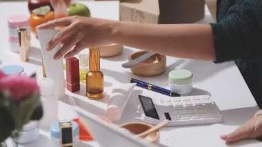 Makyaj malzemeleriyle güzel Asyalı blogcu evinde video kaydediyor. Ürün çevrimiçi öğretim ve satışı.