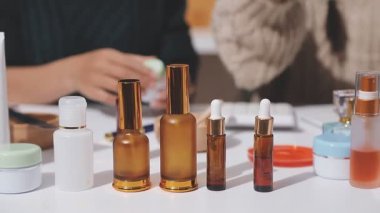 Makyaj malzemeleriyle güzel Asyalı blogcu evinde video kaydediyor. Ürün çevrimiçi öğretim ve satışı.