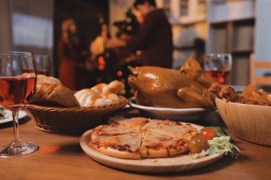 Lezzetli yiyeceklerle süslü ofis Noel Partisi. Noel ağaçları ve şenlik ışıklarıyla dekore edilmiş bir ofis, bir tatil partisi için hazırlanıyor..
