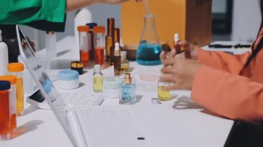 Asyalı vlogger kadın etkileyicisi, KME perakende mağaza sahibi gülümsemesi canlı yayın canlı satışının keyfini çıkarın..