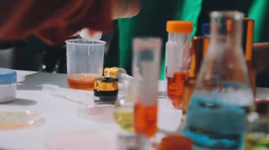 Asyalı vlogger kadın etkileyicisi, KME perakende mağaza sahibi gülümsemesi canlı yayın canlı satışının keyfini çıkarın..