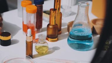 Asyalı vlogger kadın etkileyicisi, KME perakende mağaza sahibi gülümsemesi canlı yayın canlı satışının keyfini çıkarın..