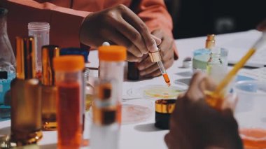 Asyalı vlogger kadın etkileyicisi, KME perakende mağaza sahibi gülümsemesi canlı yayın canlı satışının keyfini çıkarın..