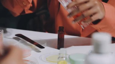 Asyalı vlogger kadın etkileyicisi, KME perakende mağaza sahibi gülümsemesi canlı yayın canlı satışının keyfini çıkarın..