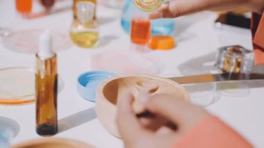 Asyalı vlogger kadın etkileyicisi, KME perakende mağaza sahibi gülümsemesi canlı yayın canlı satışının keyfini çıkarın..