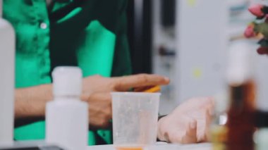 Asyalı vlogger kadın etkileyicisi, KME perakende mağaza sahibi gülümsemesi canlı yayın canlı satışının keyfini çıkarın..