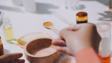 Asyalı vlogger kadın etkileyicisi, KME perakende mağaza sahibi gülümsemesi canlı yayın canlı satışının keyfini çıkarın..