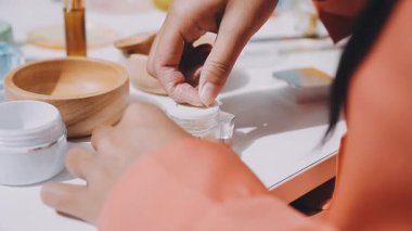 Asyalı vlogger kadın etkileyicisi, KME perakende mağaza sahibi gülümsemesi canlı yayın canlı satışının keyfini çıkarın..