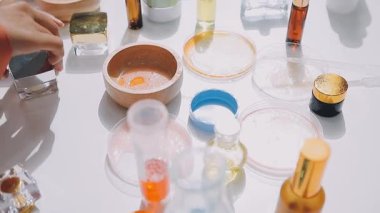 Asyalı vlogger kadın etkileyicisi, KME perakende mağaza sahibi gülümsemesi canlı yayın canlı satışının keyfini çıkarın..