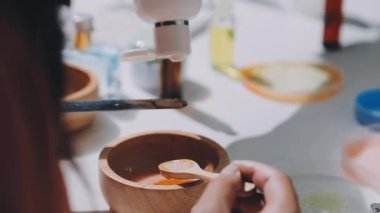 Asyalı vlogger kadın etkileyicisi, KME perakende mağaza sahibi gülümsemesi canlı yayın canlı satışının keyfini çıkarın..