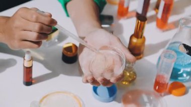 Asyalı vlogger kadın etkileyicisi, KME perakende mağaza sahibi gülümsemesi canlı yayın canlı satışının keyfini çıkarın..