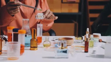 Asyalı vlogger kadın etkileyicisi, KME perakende mağaza sahibi gülümsemesi canlı yayın canlı satışının keyfini çıkarın..