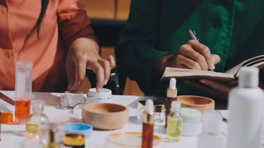 Asyalı vlogger kadın etkileyicisi, KME perakende mağaza sahibi gülümsemesi canlı yayın canlı satışının keyfini çıkarın..