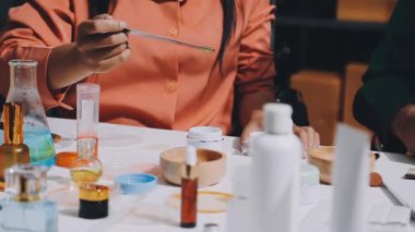 Asyalı vlogger kadın etkileyicisi, KME perakende mağaza sahibi gülümsemesi canlı yayın canlı satışının keyfini çıkarın..