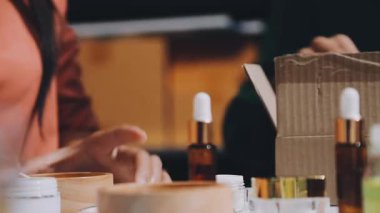 Asyalı vlogger kadın etkileyicisi, KME perakende mağaza sahibi gülümsemesi canlı yayın canlı satışının keyfini çıkarın..