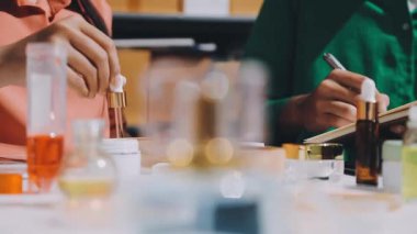 Asyalı vlogger kadın etkileyicisi, KME perakende mağaza sahibi gülümsemesi canlı yayın canlı satışının keyfini çıkarın..