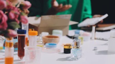 Asyalı vlogger kadın etkileyicisi, KME perakende mağaza sahibi gülümsemesi canlı yayın canlı satışının keyfini çıkarın..