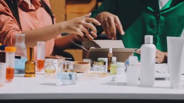 Asyalı vlogger kadın etkileyicisi, KME perakende mağaza sahibi gülümsemesi canlı yayın canlı satışının keyfini çıkarın..