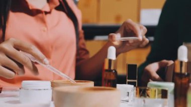 Asyalı vlogger kadın etkileyicisi, KME perakende mağaza sahibi gülümsemesi canlı yayın canlı satışının keyfini çıkarın..