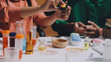 Asyalı vlogger kadın etkileyicisi, KME perakende mağaza sahibi gülümsemesi canlı yayın canlı satışının keyfini çıkarın..