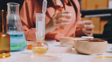 Asyalı vlogger kadın etkileyicisi, KME perakende mağaza sahibi gülümsemesi canlı yayın canlı satışının keyfini çıkarın..