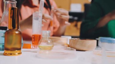 Asyalı vlogger kadın etkileyicisi, KME perakende mağaza sahibi gülümsemesi canlı yayın canlı satışının keyfini çıkarın..