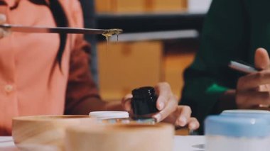 Asyalı vlogger kadın etkileyicisi, KME perakende mağaza sahibi gülümsemesi canlı yayın canlı satışının keyfini çıkarın..