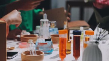 Asyalı vlogger kadın etkileyicisi, KME perakende mağaza sahibi gülümsemesi canlı yayın canlı satışının keyfini çıkarın..