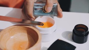 Asyalı vlogger kadın etkileyicisi, KME perakende mağaza sahibi gülümsemesi canlı yayın canlı satışının keyfini çıkarın..