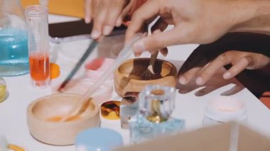 Asyalı vlogger kadın etkileyicisi, KME perakende mağaza sahibi gülümsemesi canlı yayın canlı satışının keyfini çıkarın..