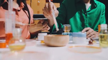 Asyalı vlogger kadın etkileyicisi, KME perakende mağaza sahibi gülümsemesi canlı yayın canlı satışının keyfini çıkarın..