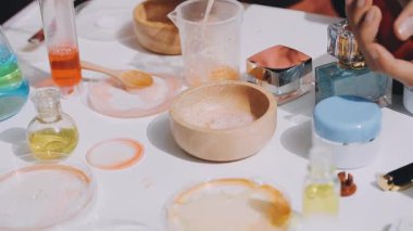 Asyalı vlogger kadın etkileyicisi, KME perakende mağaza sahibi gülümsemesi canlı yayın canlı satışının keyfini çıkarın..