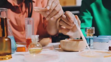 Asyalı vlogger kadın etkileyicisi, KME perakende mağaza sahibi gülümsemesi canlı yayın canlı satışının keyfini çıkarın..