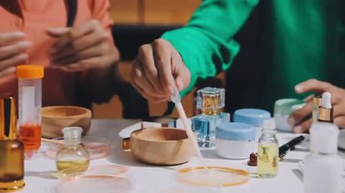 Asyalı vlogger kadın etkileyicisi, KME perakende mağaza sahibi gülümsemesi canlı yayın canlı satışının keyfini çıkarın..