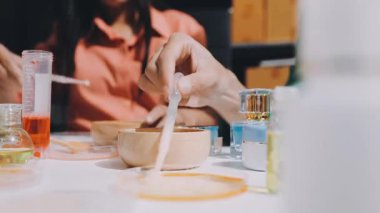 Asyalı vlogger kadın etkileyicisi, KME perakende mağaza sahibi gülümsemesi canlı yayın canlı satışının keyfini çıkarın..