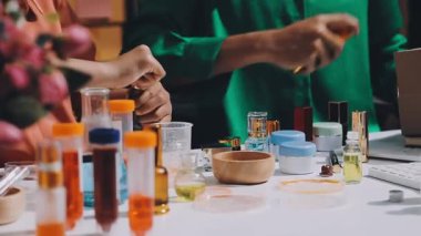 Asyalı vlogger kadın etkileyicisi, KME perakende mağaza sahibi gülümsemesi canlı yayın canlı satışının keyfini çıkarın..