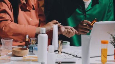 Asyalı vlogger kadın etkileyicisi, KME perakende mağaza sahibi gülümsemesi canlı yayın canlı satışının keyfini çıkarın..