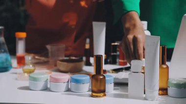 Asyalı vlogger kadın etkileyicisi, KME perakende mağaza sahibi gülümsemesi canlı yayın canlı satışının keyfini çıkarın..